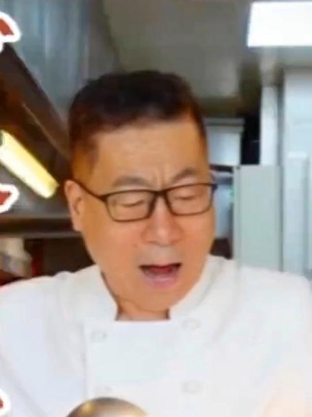 老厨子石万荣教大家做老北京传统家常菜“炒合菜盖帽”