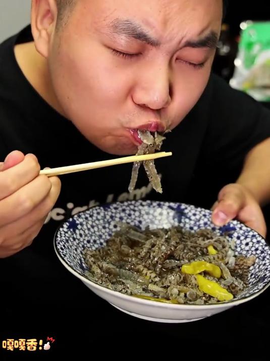 大鱼大肉都备齐了，这个开袋即食的泡椒鱼皮可不能少，清脆爽口