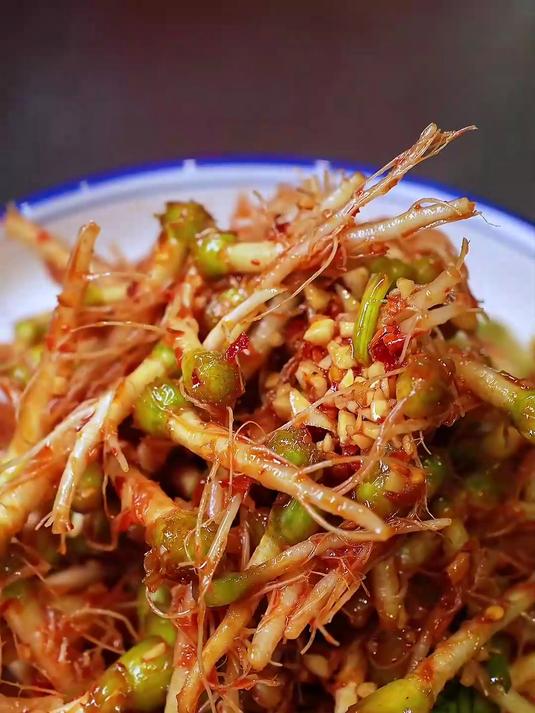 比鱼腥草还上头的凉拌香菜根你吃过吗？