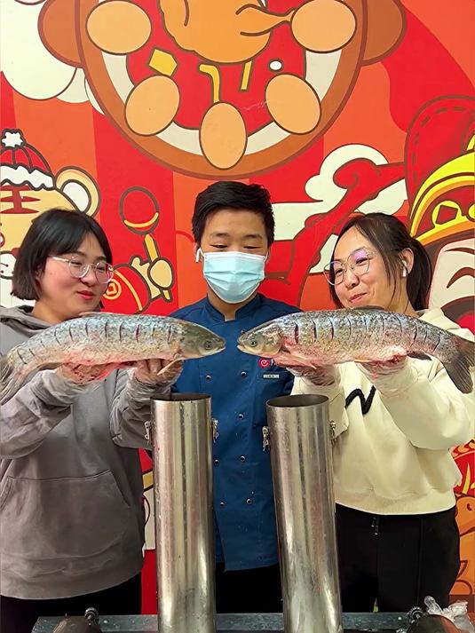 炮筒鱼,长江鲤鱼腌制好放入炮筒加入料汁,15分钟4条