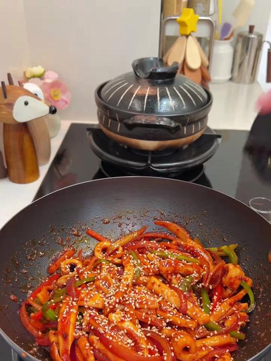 今天复刻了某村的铁板鱿鱼,甜甜的很不错