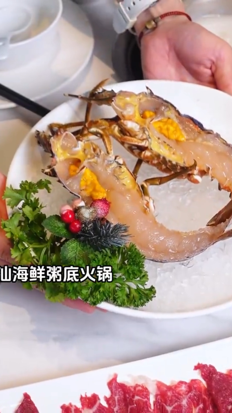 是的在汕头的粥底火锅他来咯~一人一个小锅先煮海鲜吃完海鲜放点粥进去煮,味道鲜甜!