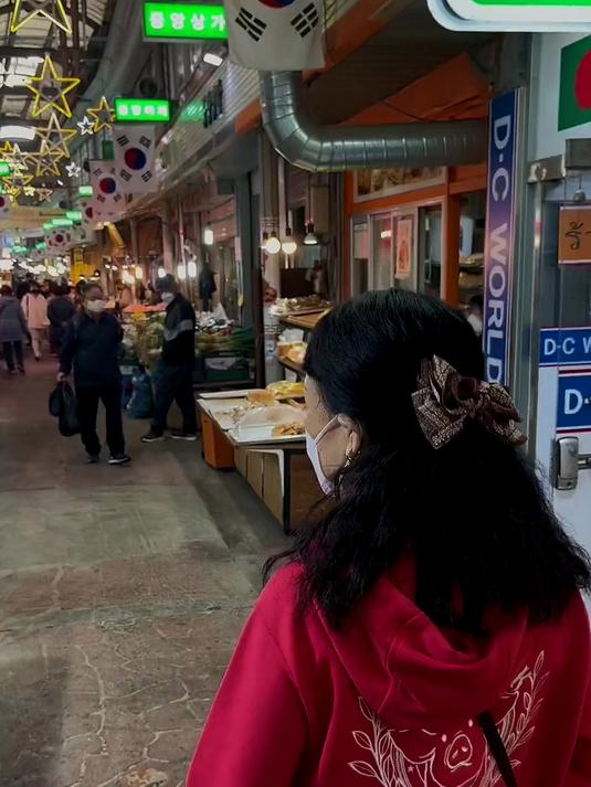 带爸妈逛韩国菜市场,买点五花肉回家做红烧肉