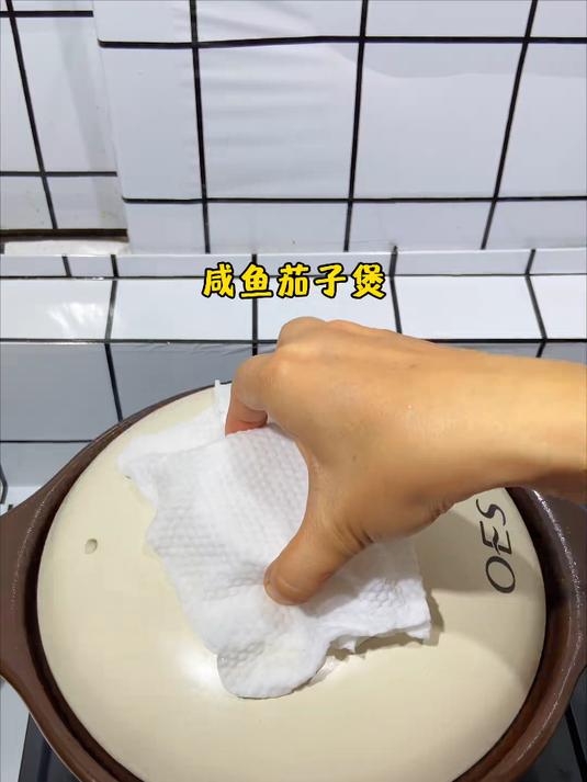 广东第一煲｜咸鱼茄子煲 ，在家做不用油炸，不油腻不上火，超级惹味，记得多煮点饭