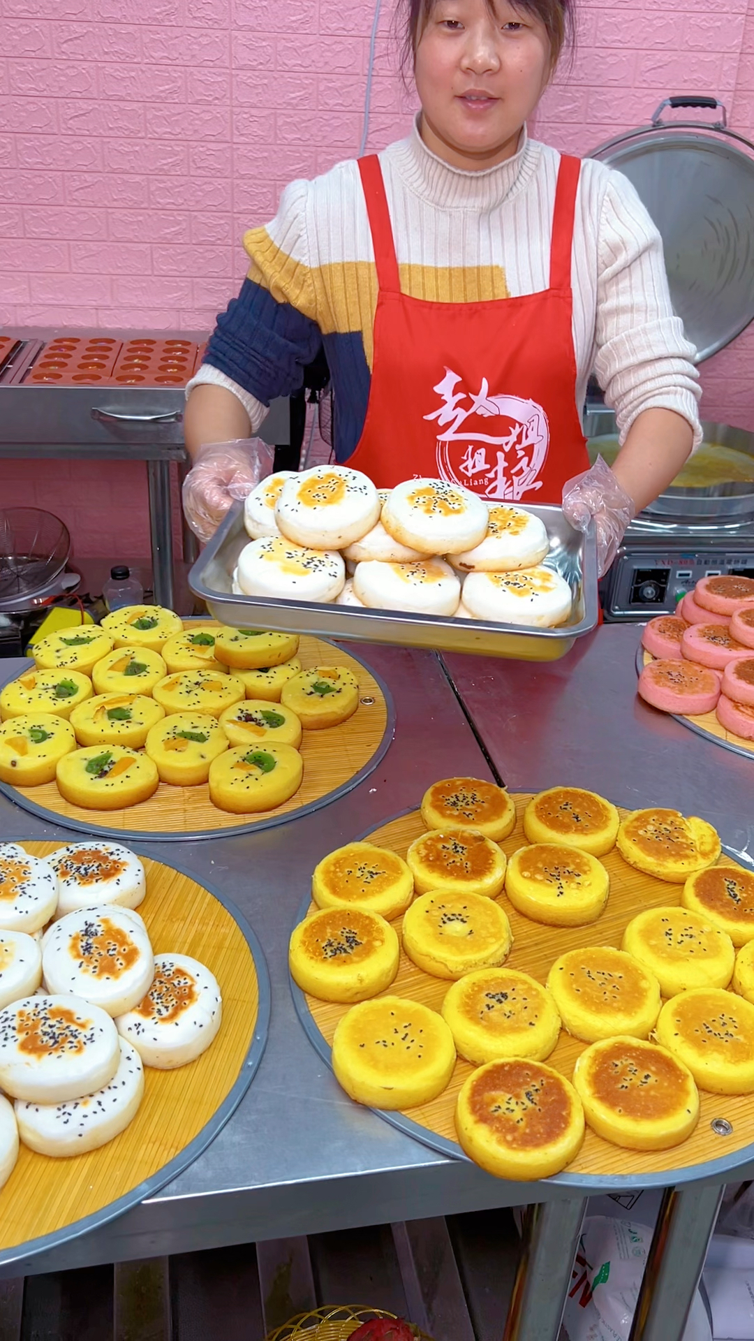香米糕制作配方,大米5斤,水1000克,酵母6克,泡打粉8克,面碱6克,小苏打6克锅温16