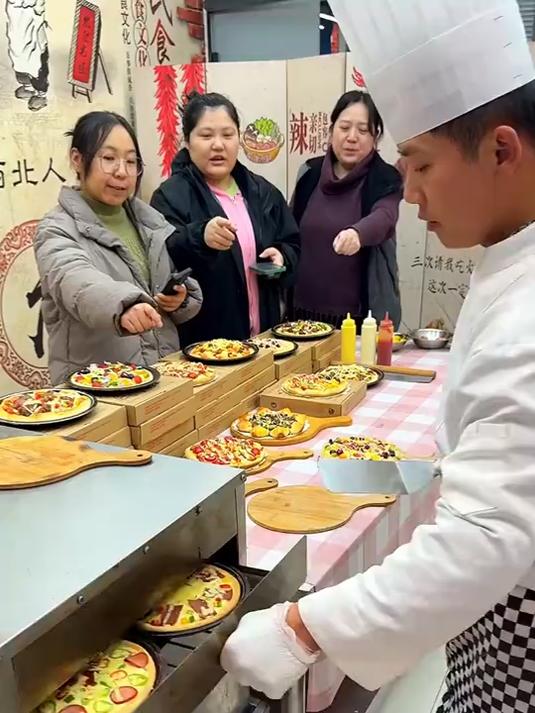 特色手工披萨,手工饼胚,酥脆香软搭配各种爱吃的食材,软糯香甜