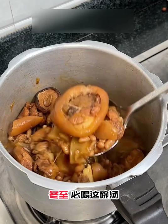 冬至洗完衣服冷,喝碗花生黄豆猪蹄汤,暖得浑身热乎