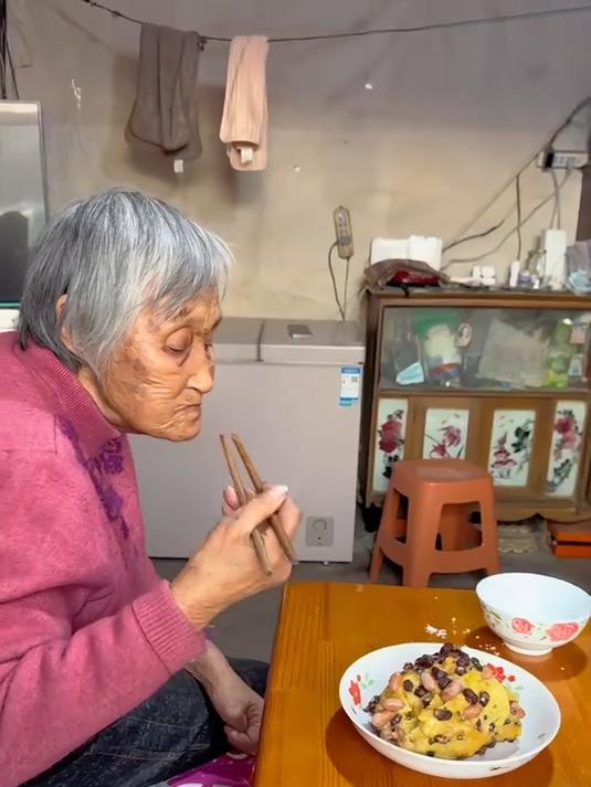 我姥做这老式东北四色年糕也太粘了，味道也不错