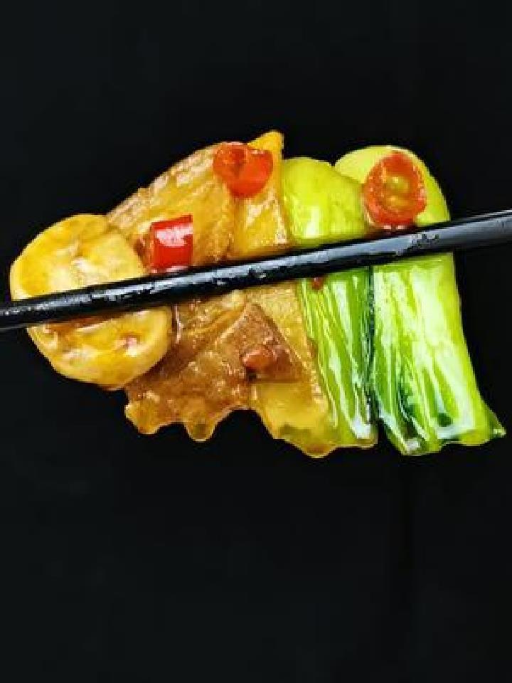 你知道吗?打霜后的大青菜这样做,真比肉好吃。操作简单,太