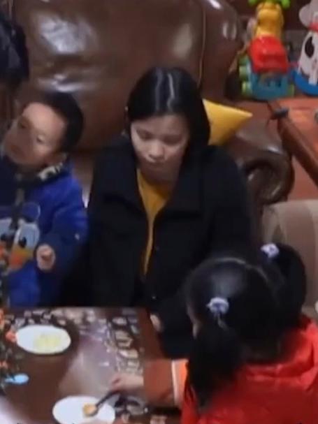 姐弟俩分蛋糕,父母却总习惯性偏袒弟弟,一碗水端平就那么难吗?