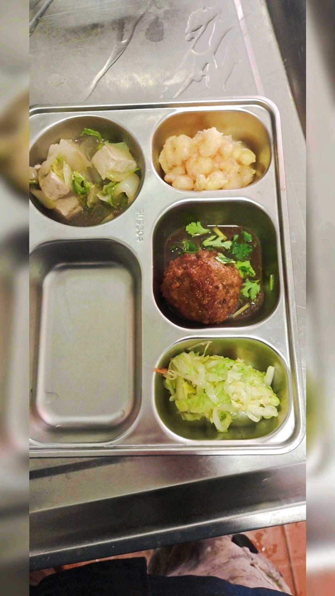 今天中午做的红烧狮子头,炸虾仁,再配两个青菜,特爽lol