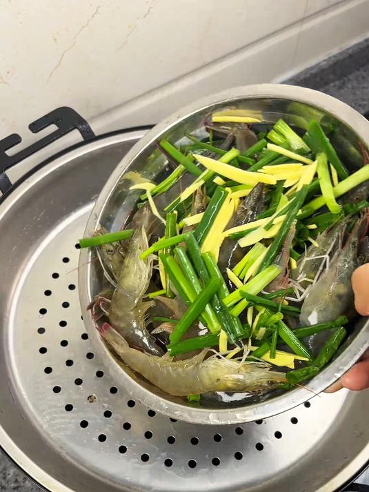 大虾最好吃的做法和花甲一起清蒸，鲜甜又好吃。再配上灵魂蘸料味道绝了