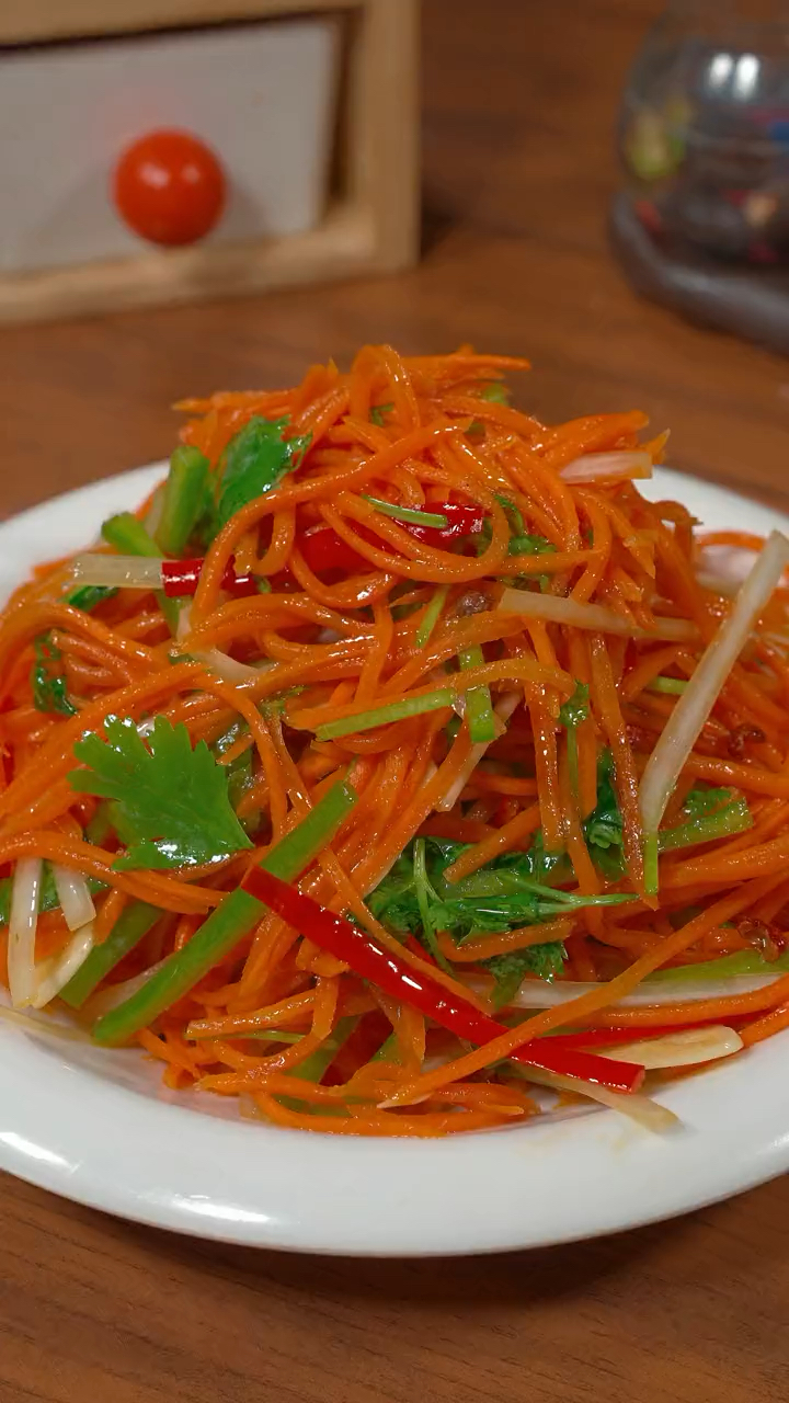 凉拌胡萝卜,简单美味,清脆又爽口