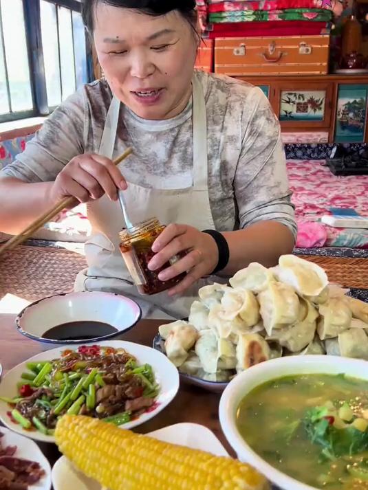 鸡蛋酸菜大蒸饺,小白菜土豆汤!