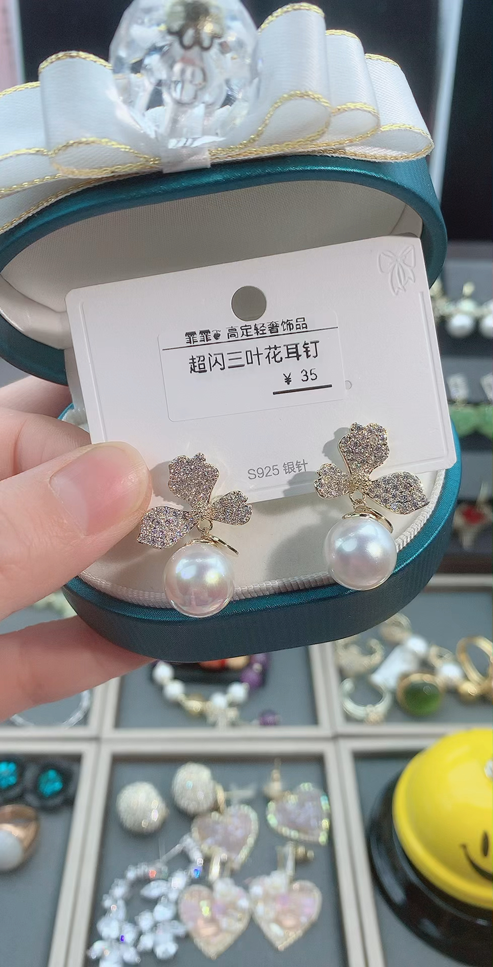 轻奢款:三叶花耳钉,很甜美的款式,都给大家配礼盒哦,送朋友也不错呢!