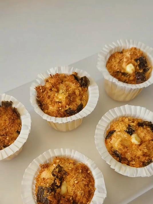 一口爆浆的海苔肉松纸杯蛋糕～好吃不腻