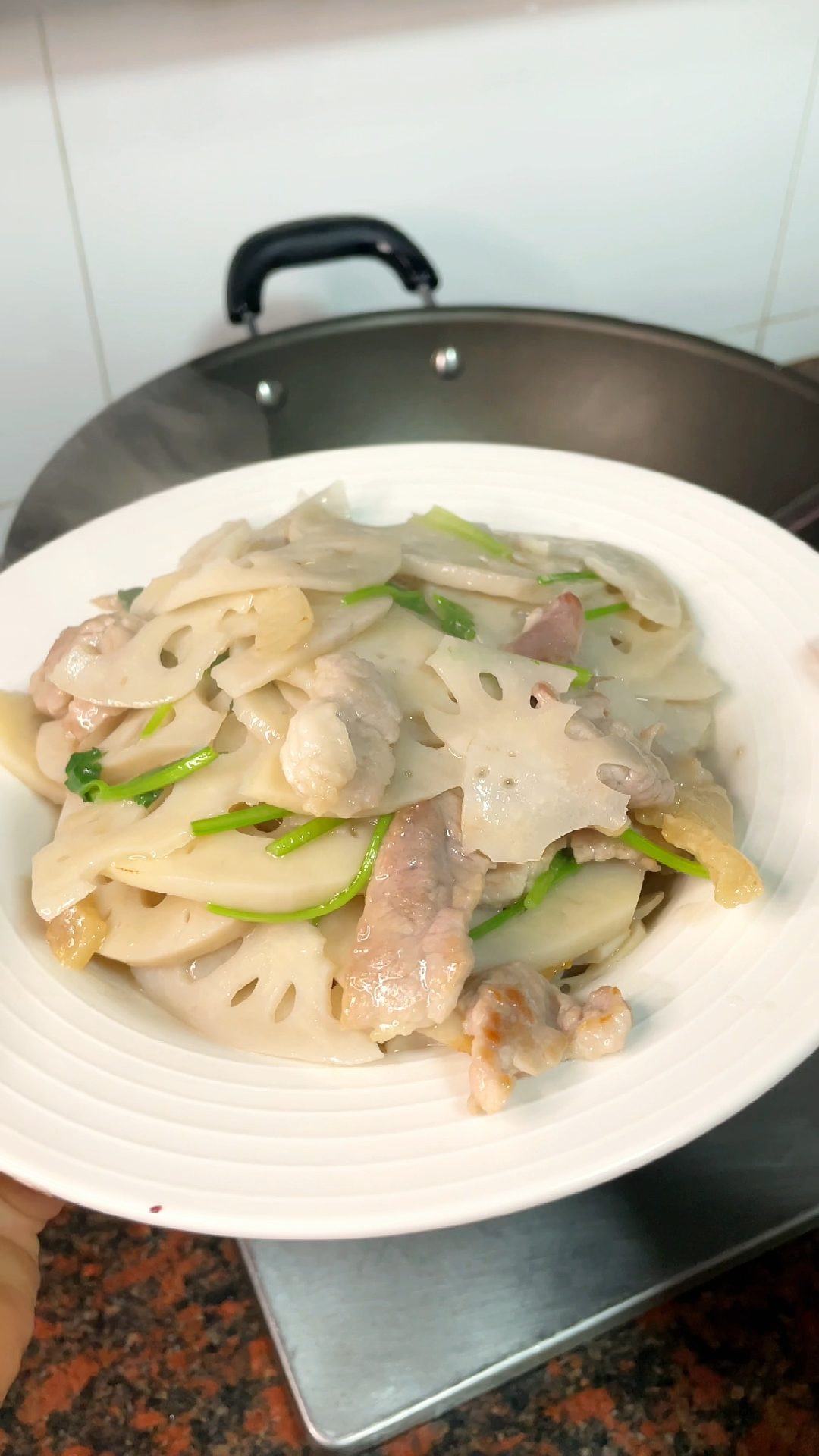 猪肉炒藕脆爽好吃  家常做法简单又美味