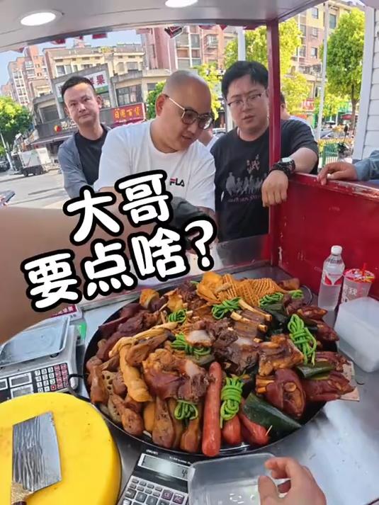 90小伙挑战在县城摆摊卖卤味 卤肉熟食 摆摊日记