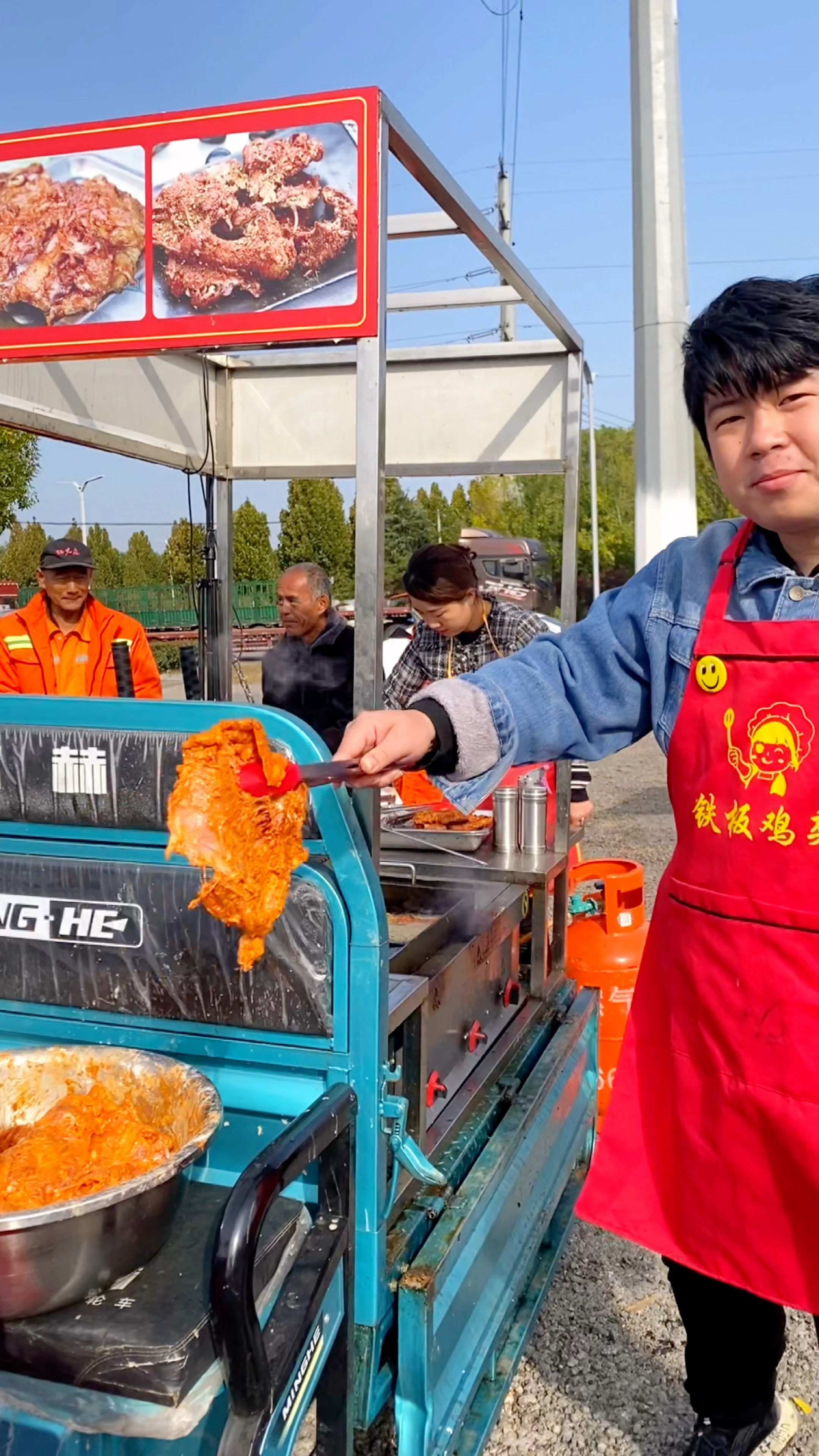 山东小伙摆摊铁板鸡架的一天