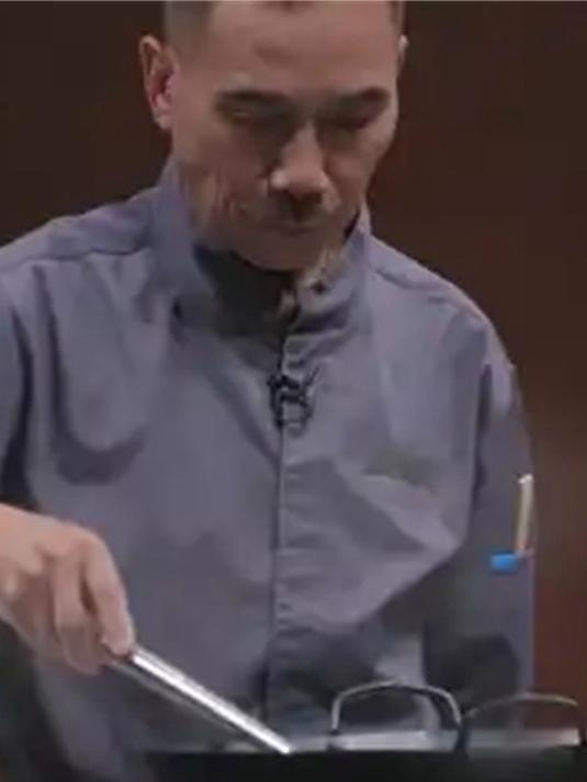 果然是老厨神,创新宫爆小龙虾,此菜一出全场厨师震惊丨一饭封神