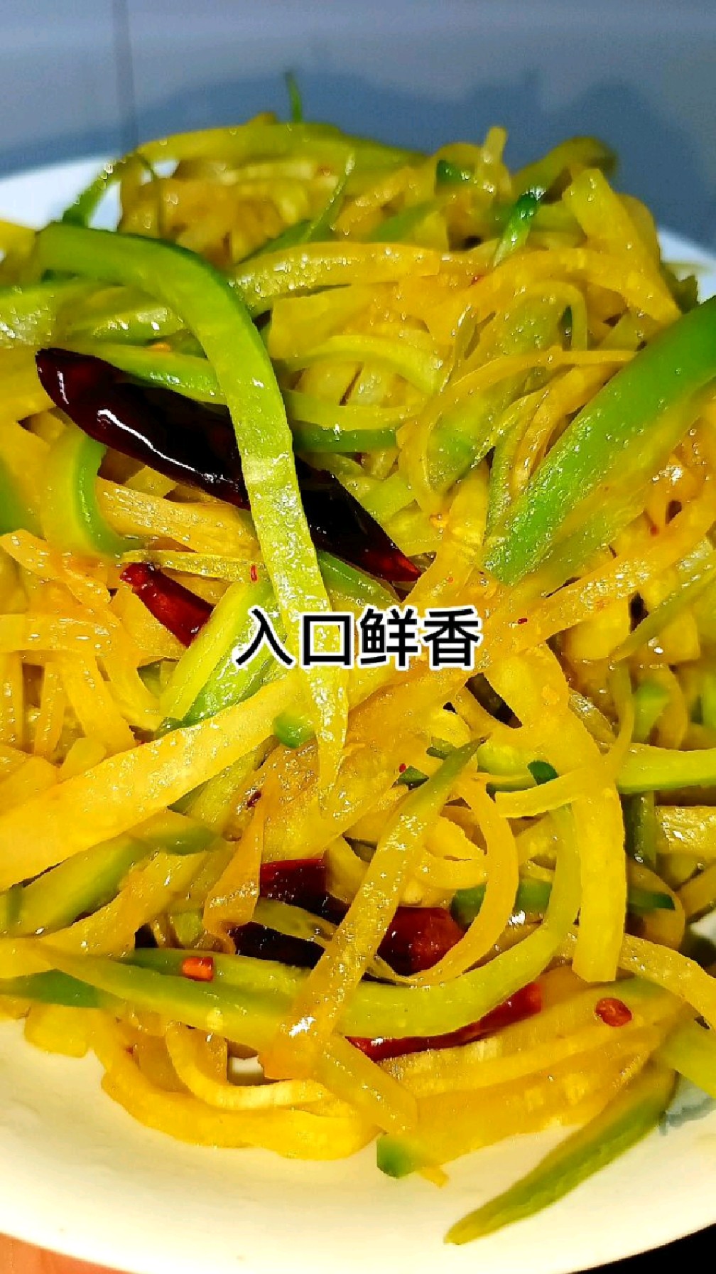 一元一大盘家常清炒绿萝卜,色泽翠绿入口鲜香真招人喜欢,吃一次留下无尽回味人间烟火