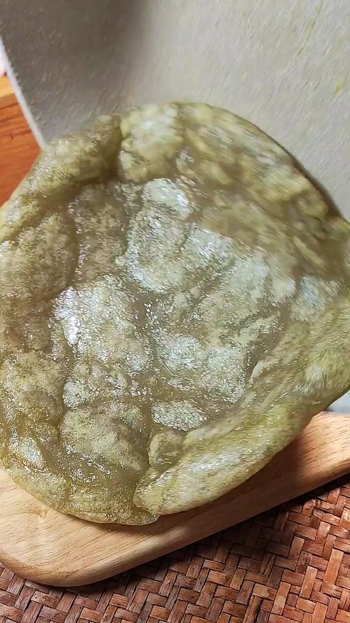 今天给大家分享我的家乡年夜饭上必备的一道菜,红薯粉圆子烧肉,软糯Q弹,全家人都喜欢