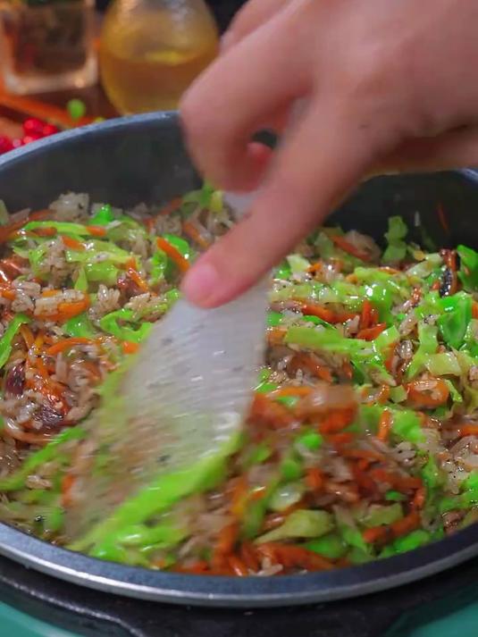 每次不知道吃什么的时候，我就做这个饭菜一锅煮的包菜饭