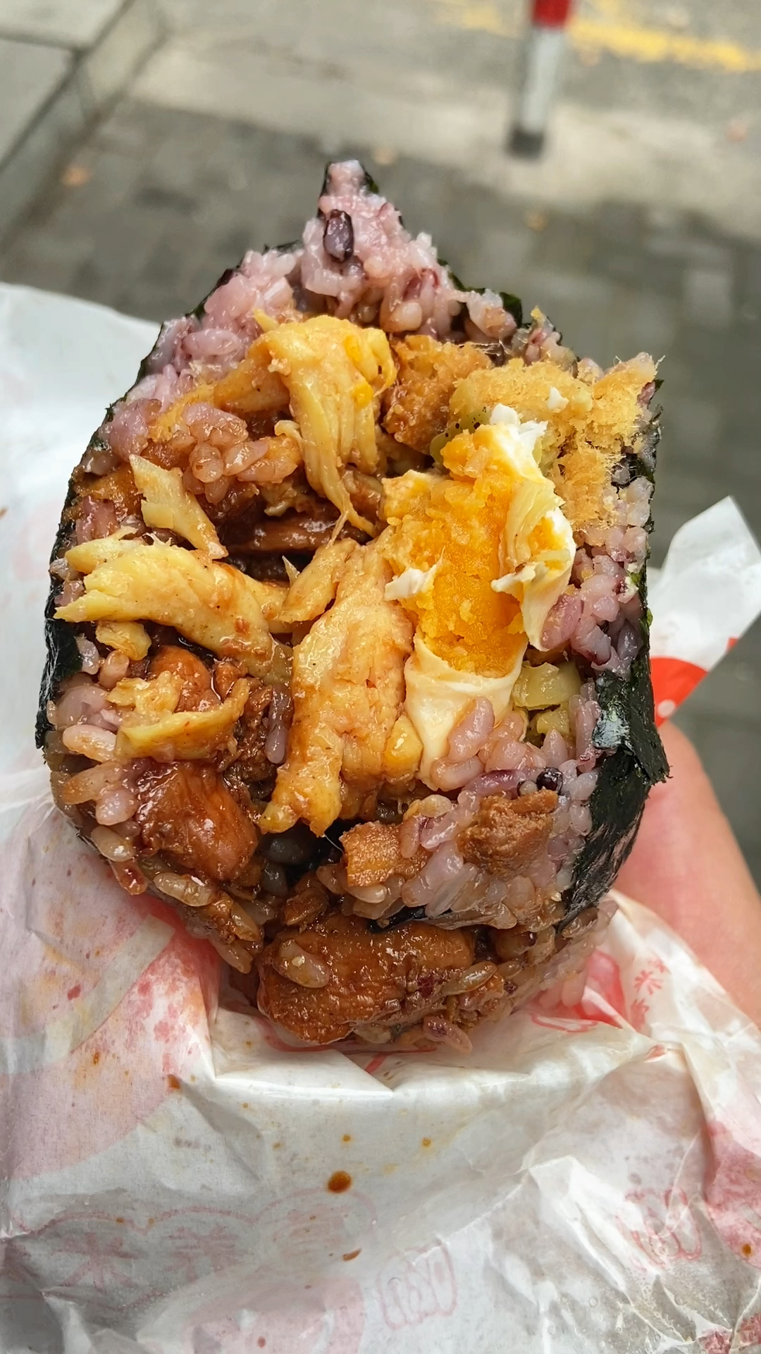 崇明街头偶遇粢饭团!!全家福紫米饭团巨多料,好大一个,真滴好香好好吃!!