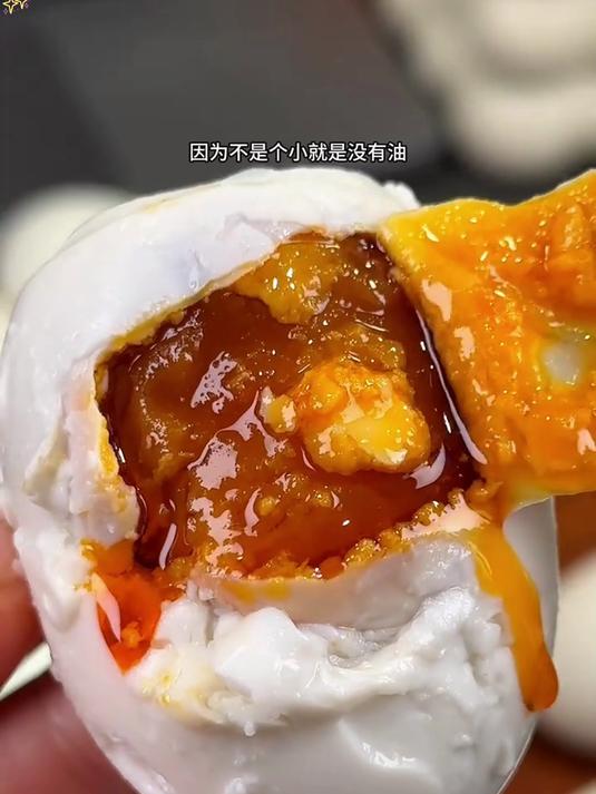 海鸭咸鸭蛋吃后难自拔!松沙流油爆汁,咸香沙棉营养丰