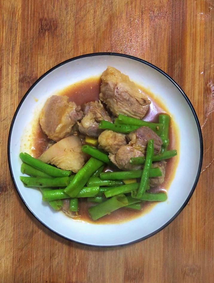 红烧肉炖多久才能软烂,小火炖20分钟即可