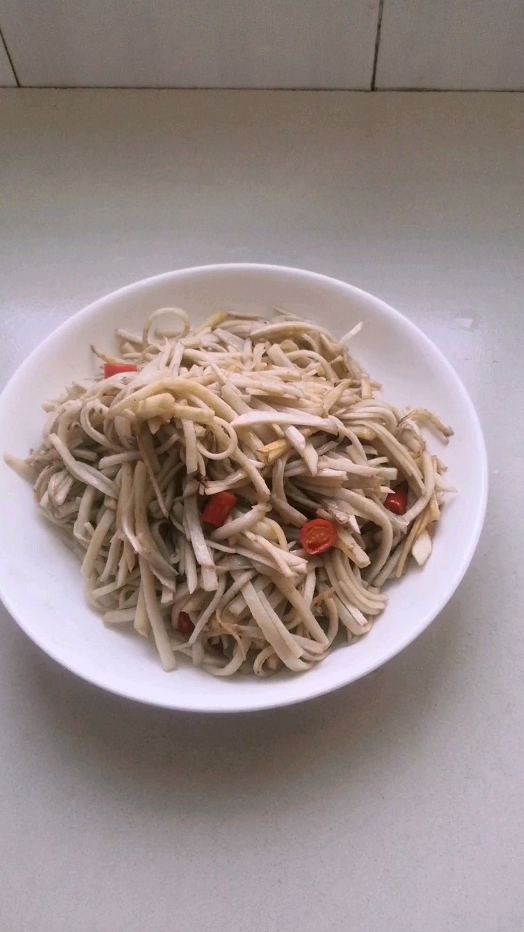 家常菜清炒芋头丝,下饭菜首选,烹饪简单,一学就会的菜