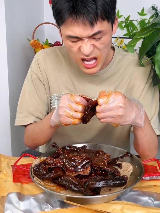 kh你们爱吃酱板鸭的，一定要试试这个常德的香辣酱板鸭，干香干香的就特别好吃