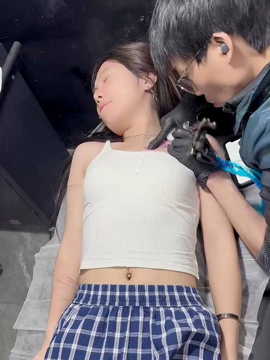 现在的女孩子，为何都喜欢纹身，是不是有故事