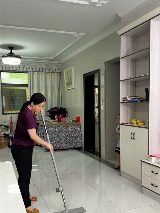 孩子们为了给我过父亲节，亲自动手给我做蛋糕和包花。