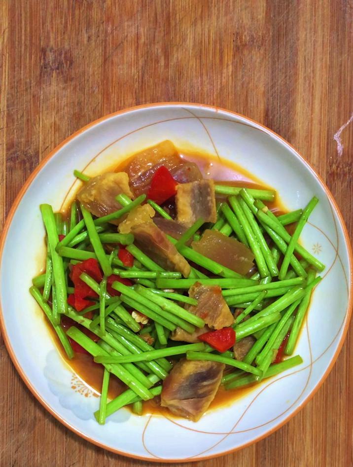 芦蒿怎么炒好吃，分享一道芦蒿炒腊肉