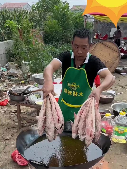 四川正宗的小榨菜籽油头道压榨每一滴都是原汁原味新鲜罐装