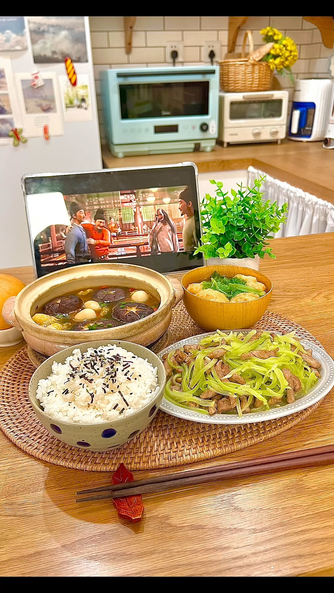一人食:今天吃三鲜煲,莴笋炒肉丝,青菜素丸子汤