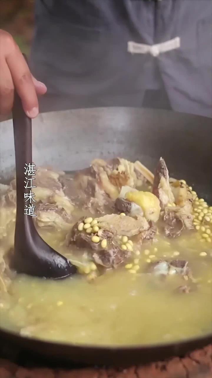 湛江牛骨汤湛江黄豆清汤牛骨汤相信没人不爱吧,手抓着啃