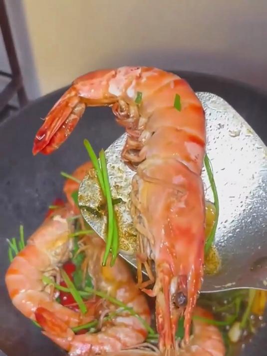 泡面升级！超大黑虎虾让泡面秒变豪华版