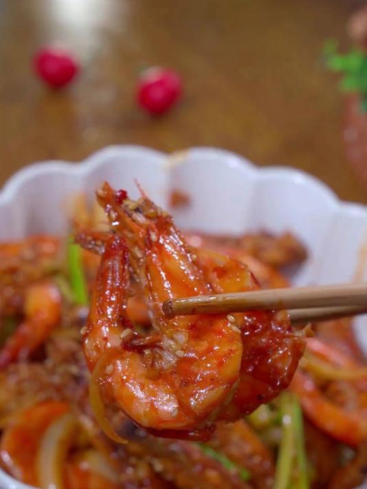 孩子想吃干锅鸡翅虾了,这样在家做