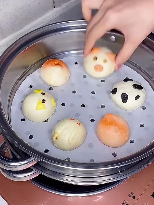 蒸包子馒头总粘底?传统蒸笼布不好洗?垫上它一揭一扔完全不粘