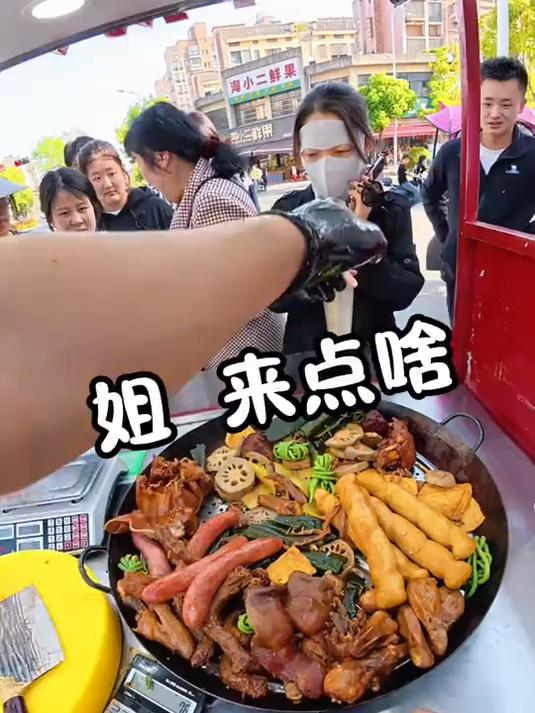 九零后小伙挑战在县城摆摊卖卤味