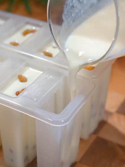不用鸡蛋也不用淡奶油就能做出超市同款牛奶小布丁_ 牛奶小布丁