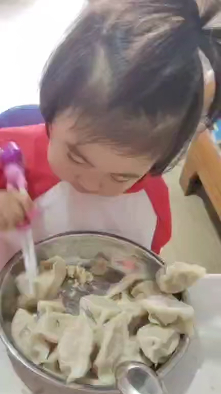 这么大点儿小朋友吃饺子,真是太搞笑了啊