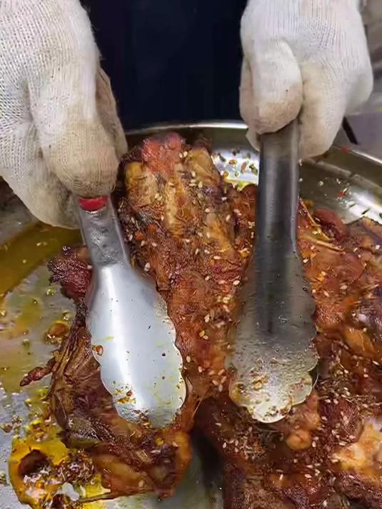 铁板鸡架,鸡架不要油炸了,用铁板压着吃更香