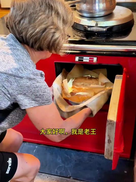 今天婆婆做拿手的巴斯克芝士蛋糕和法式慢炖牛肋排