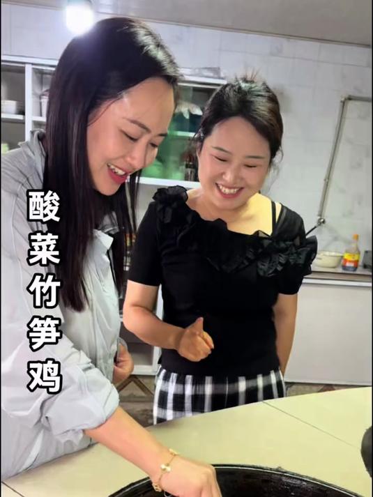 杨家山有小聚啦！老公做一道新菜酸菜竹笋鸡，场面很热闹
