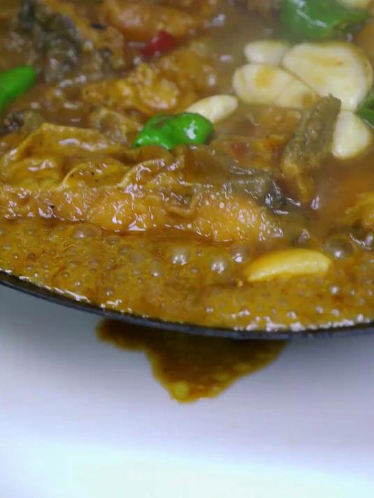 家常烧鱼块 要用花鲢尾巴来烧 鱼肉特别多 提前一天用盐腌出来蒜瓣肉 味道就是不一样真好吃