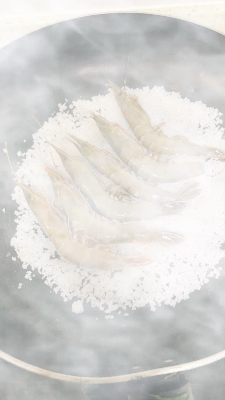 每一个步骤一张照片记录和展示了青壳虾独特的味道!只只爆膏满口留香!