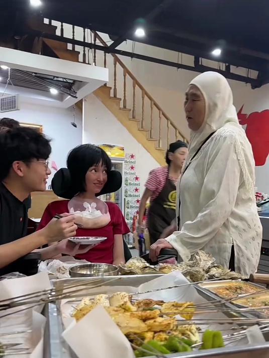 带妈妈去吃烧烤,妈妈一听见立刻就来劲了,还主动蹬腿调整姿势